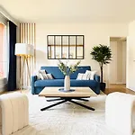 King Size Beds - 2 Bathrooms - 2 Free Parking