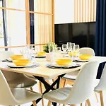King Size Beds - 2 Bathrooms - 2 Free Parking